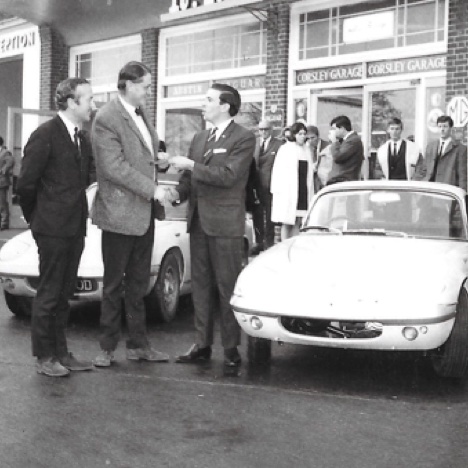 Colin, et JIm à la consession Lotus de avec Rob Walker pour la présentation de la Lotus Elan Colin, et JIm à la consession Lotus de avec Rob Walker pour la présentation de la Lotus Elan